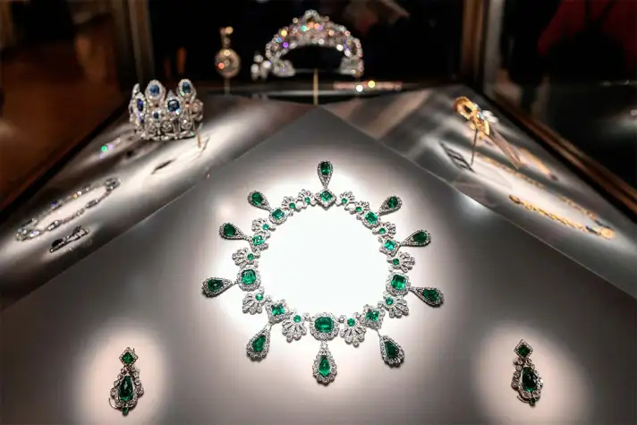 El museo del Louvre confirmó que las joyas robadas valen más de 100 millones de dólares