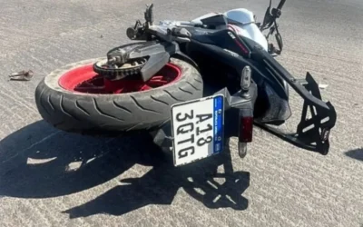 Chilecito: dos jóvenes sufrieron fracturas de cráneo y se encuentran en terapia intensiva tras chocar contra un auto en moto sin casco