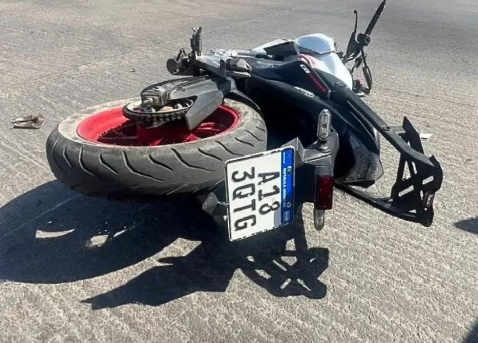 Chilecito: dos jóvenes sufrieron fracturas de cráneo y se encuentran en terapia intensiva tras chocar contra un auto en moto sin casco