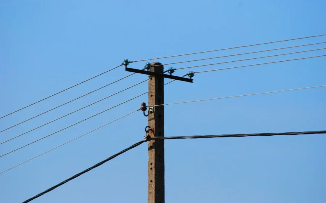 Menor murió electrocutado: su vecina le habría prometido $1.000 para que baje un pasacalles