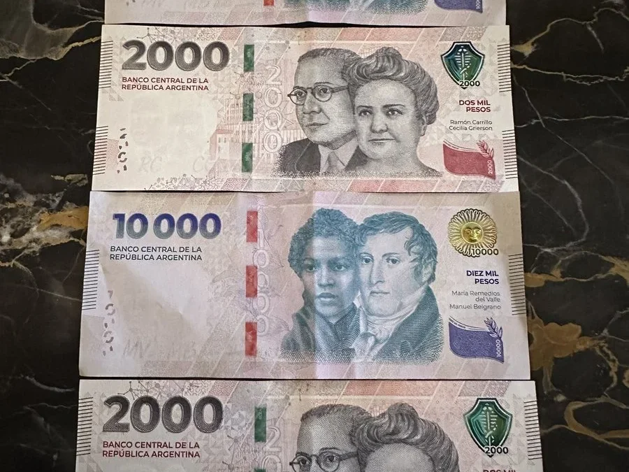 Diputados proponen cambiar el color del billete de $2.000 porque se parece demasiado al de $10.000