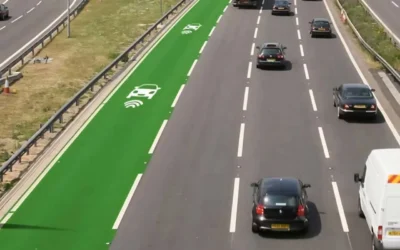 Francia pone en marcha la primera ruta del mundo que carga autos eléctricos mientras circulan