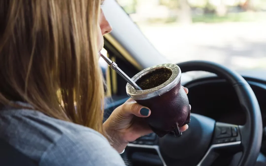 Mendoza: Desde 2026, tomar mate mientras manejás podría costarte una multa de hasta $500.000