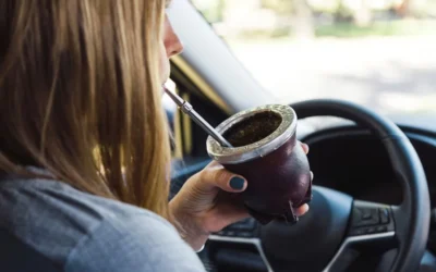 Mendoza: Desde 2026, tomar mate mientras manejás podría costarte una multa de hasta $500.000