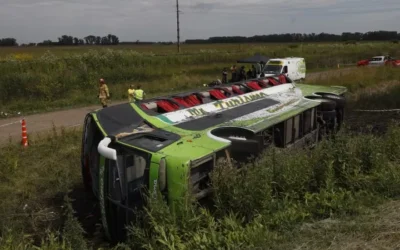 Un micro que iba a Mar del Plata volcó en la Ruta 2: murieron dos personas y hay heridos graves