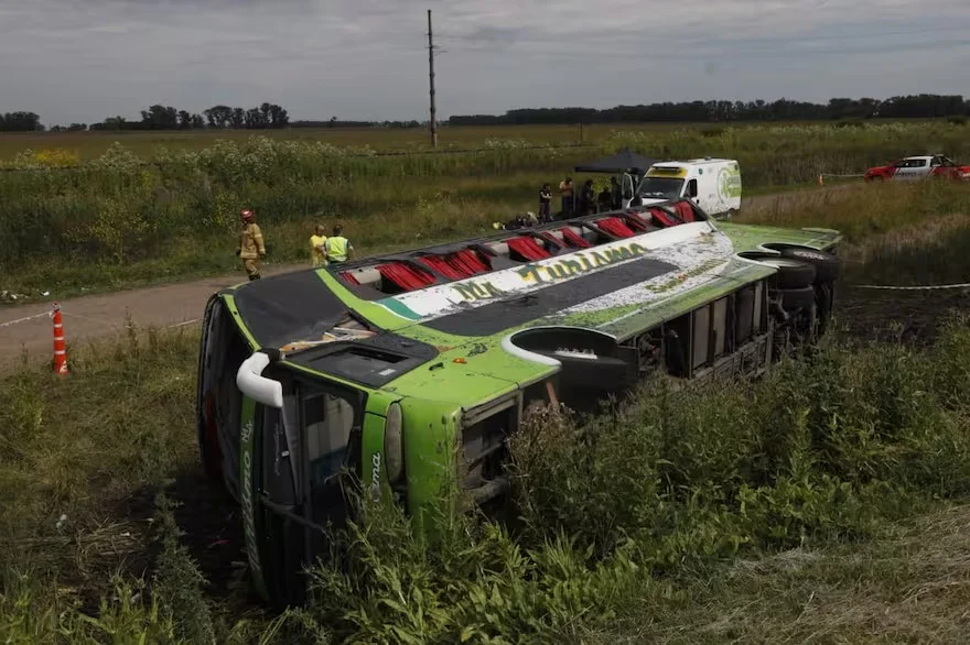 Un micro que iba a Mar del Plata volcó en la Ruta 2: murieron dos personas y hay heridos graves