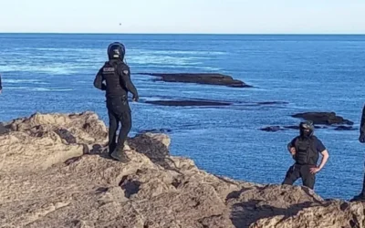 Rescatan en Santa Cruz a una mujer que iba a ser arrojada atada al mar: hay dos secuestradores prófugos