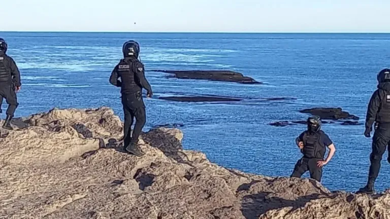 Rescatan en Santa Cruz a una mujer que iba a ser arrojada atada al mar: hay dos secuestradores prófugos