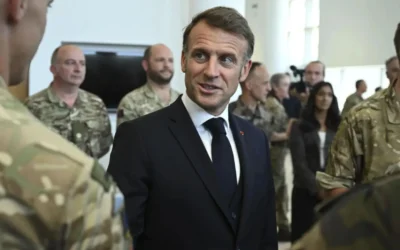 Macron analiza reintroducir un servicio militar voluntario en Francia y negó cualquier vínculo con la guerra en Ucrania
