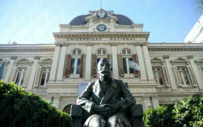 «Voy a fusilarlos a todos»: suspendieron las clases y evacuaron facultades en la Universidad de La Plata por una amenaza de masacre y fotos de rifles