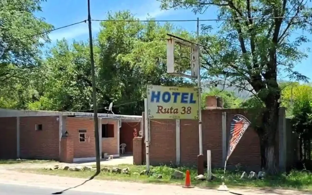 Encontraron sin vida a una pareja en un hotel de Córdoba: la Justicia investiga cómo pasó
