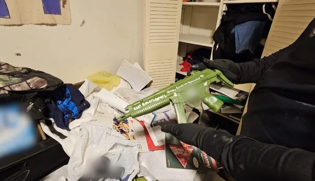 Caballito: un adolescente de 16 años fue detenido después de que el FBI detectara en redes que planeaba una masacre en su excolegio