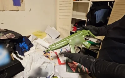 Caballito: un adolescente de 16 años fue detenido después de que el FBI detectara en redes que planeaba una masacre en su excolegio