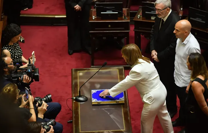 Bullrich juró como senadora y seguirá en el Estado seis años más, acumulando 38 años de cargos