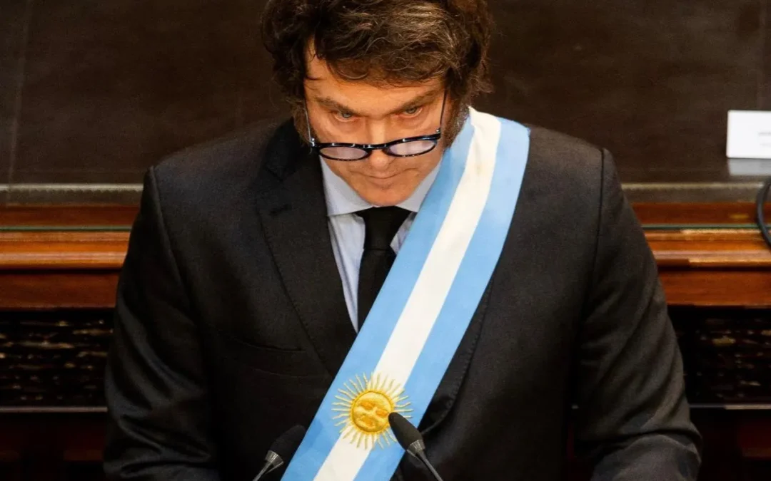 Ajuste solo para algunos: El Gobierno amplió en 26 mil millones el presupuesto de la SIDE pero congeló el bono de los jubilados