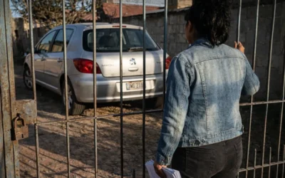 Chilecito: Una mujer denunció que entregó su auto por un terreno y ahora no la dejan entrar ni le devuelven el vehículo