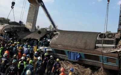 Tailandia: Una grúa cayó sobre un tren, provocó un descarrilamiento y dejó al menos 30 muertos y 67 heridos