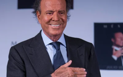 Julio Iglesias publicó capturas de chats para desmentir a las empleadas que lo acusan de abuso sexual