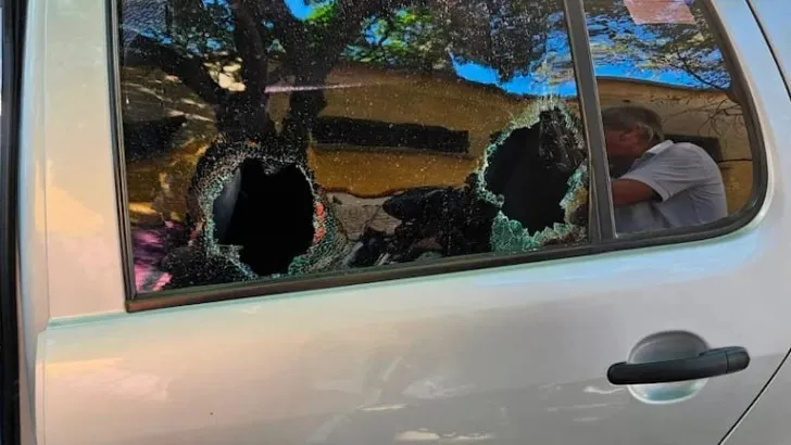 Córdoba: un conductor se negó a pagarle a los limpiavidrios y le destrozaron el auto a piedrazos