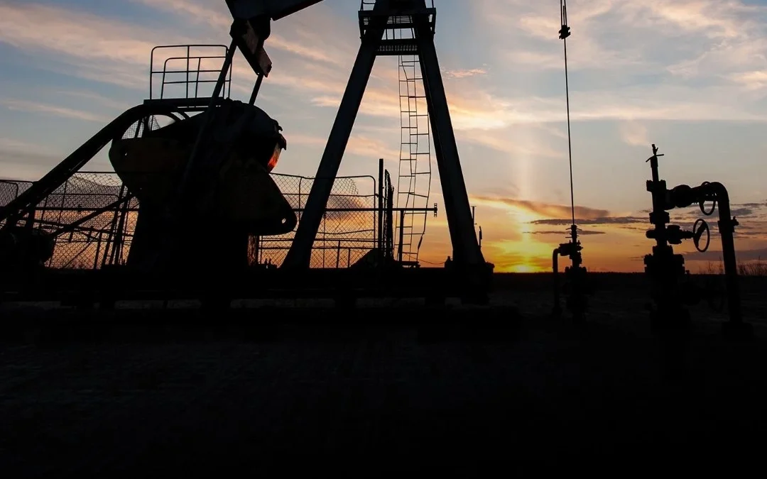 El petróleo subió un 10 % y analistas advierten que el barril puede llegar a 100 dólares