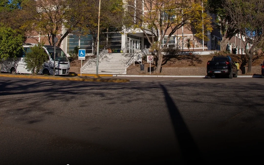 Detuvieron a un docente por estafas con viviendas y cupos en la UNLaR