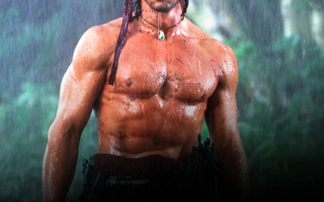 🎬 Sylvester Stallone anunció oficialmente a través de su cuenta de Instagram que trabajará en la producción de una precuela centrada en la vida de John Rambo. El proyecto busca explorar los años formativos del personaje antes de los eventos narrados en la película original de 1982, profundizando en la transformación del joven soldado en la figura de acción reconocida mundialmente.