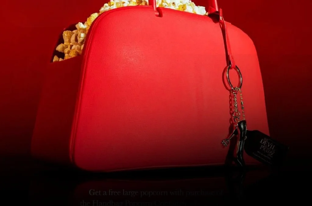 La primera pochoclera oficial para «El diablo viste a la moda 2» será una cartera roja