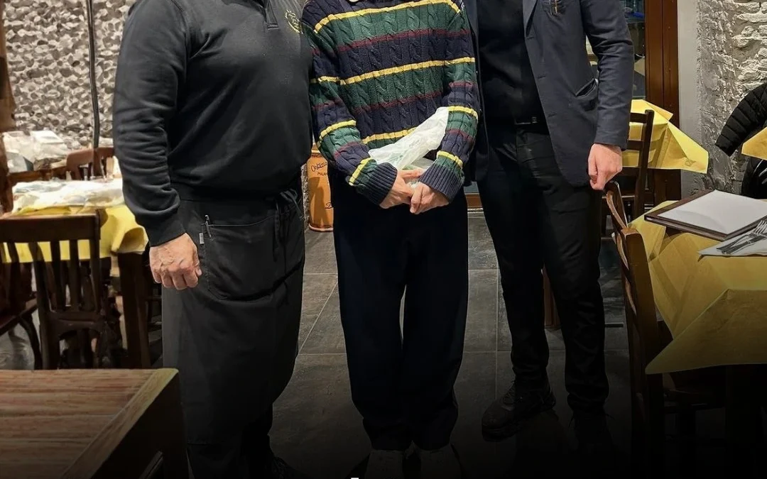 ¿Rata o crack? Colapinto fue a comer a Italia y se hizo viral por llevarse las sobras