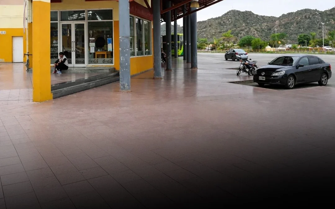 Chilecito: Un perro detector marcó una encomienda en la terminal y hallaron cocaína y marihuana