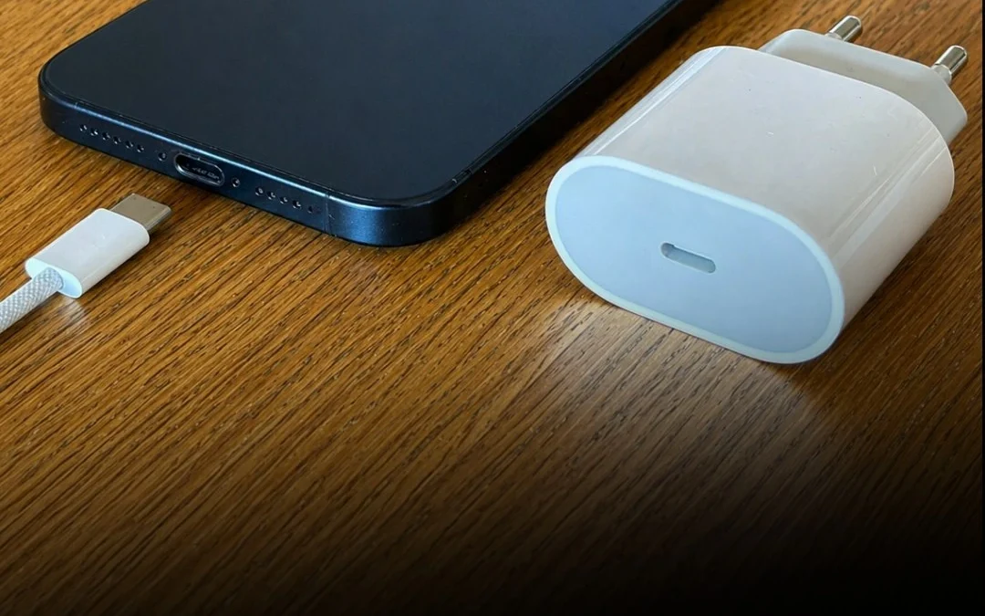 Medios aseguran que Apple volverá a incluir el cargador en la caja de los nuevos iPhone