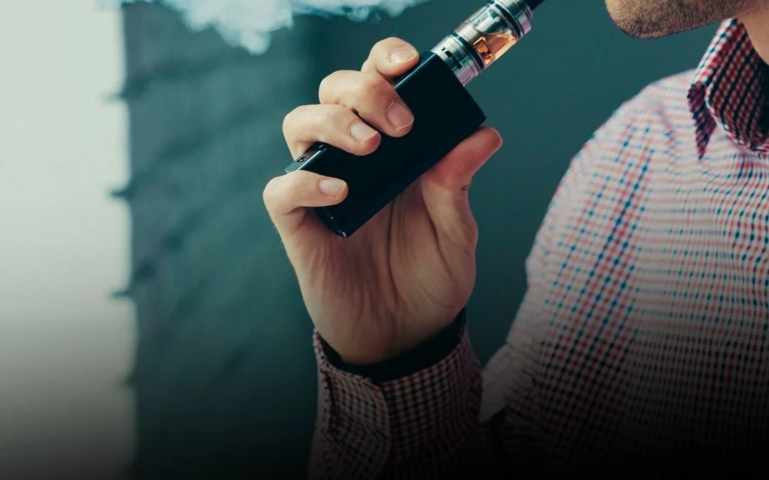 📦 El Gobierno nacional oficializó una resolución conjunta que autoriza la comercialización de vapeadores, tabaco recalentado y bolsitas de nicotina en todo el territorio. La medida establece que estos productos, anteriormente prohibidos o en una situación legal ambigua, ahora podrán venderse siempre que cuenten con el registro correspondiente ante las autoridades sanitarias nacionales.