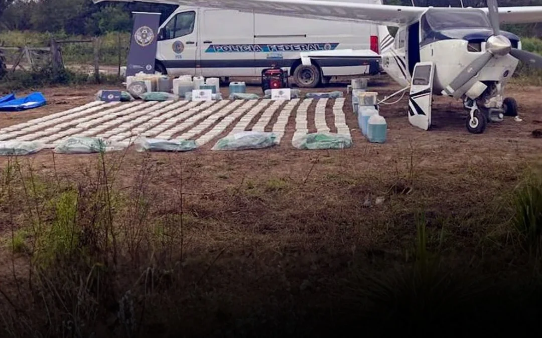 Santa Fe: Interceptan avioneta boliviana con más de 400 kilos de cocaína
