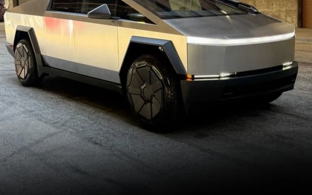 Un diputado libertario llegó al congreso en un Tesla Cybertruck: le pidieron que lo saque del estacionamiento
