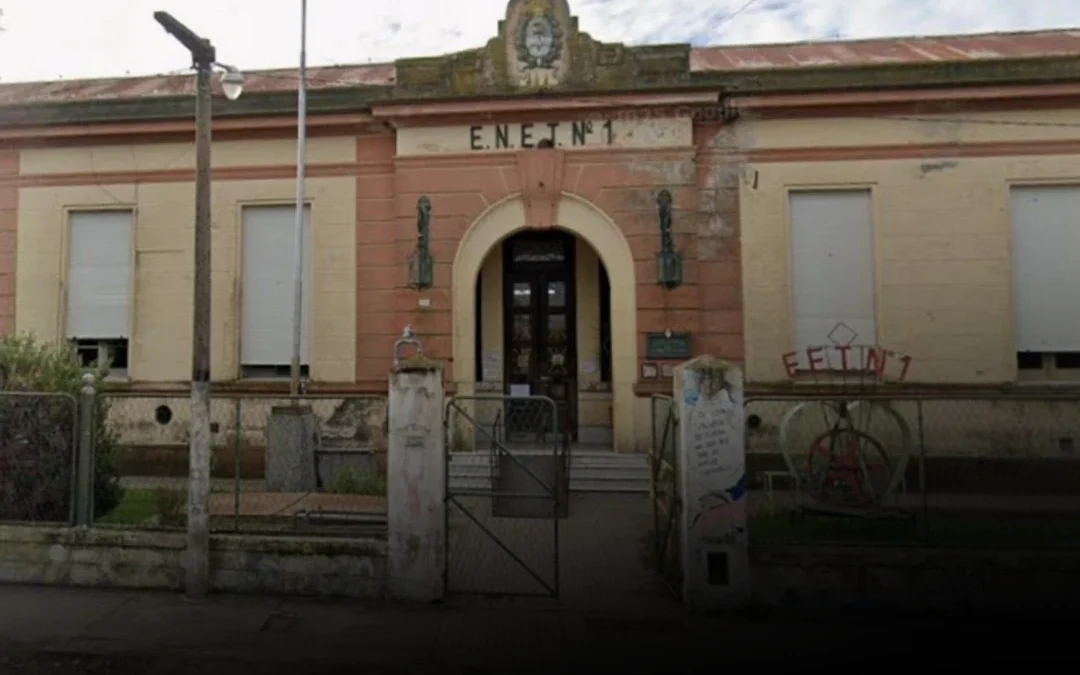 Denuncian a una preceptora por robarse 50 mil dólares de un viaje educativo