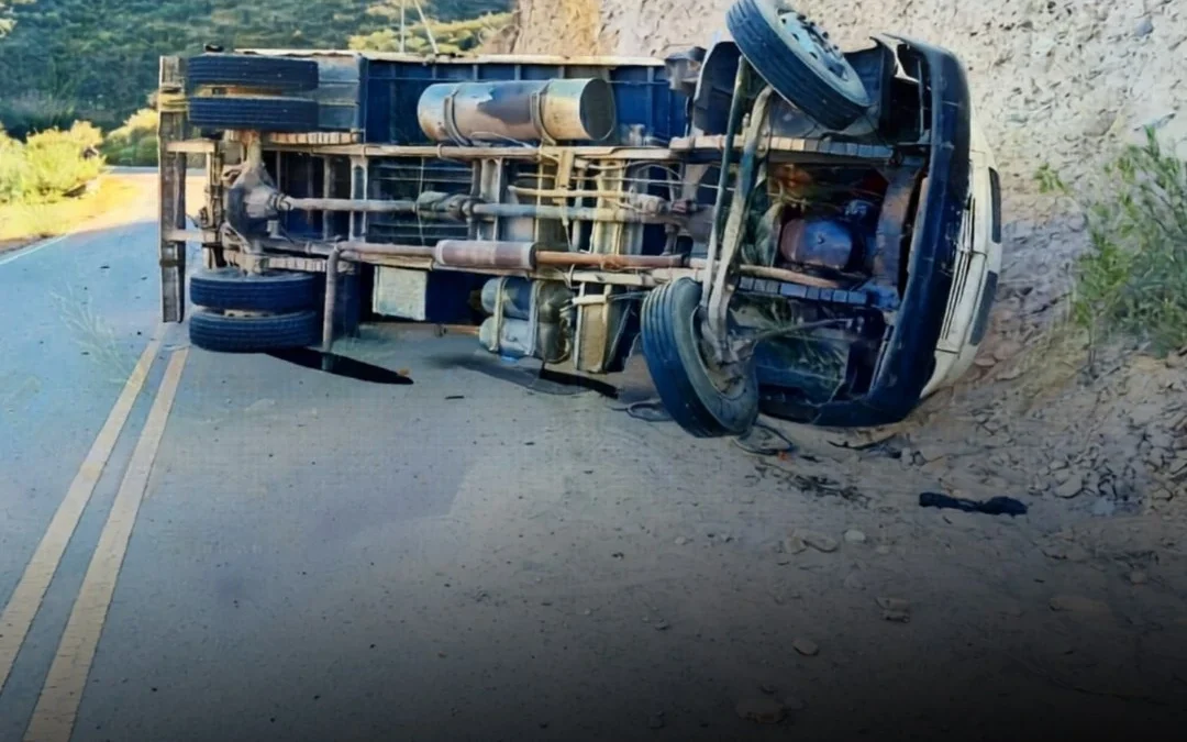 Un camión volcó en la Cuesta de Guanchín y el chofer aseguró que se quedó sin frenos
