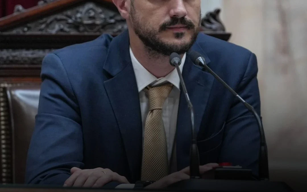 Era docente, manejaba Uber y ahora investigan cómo compró una casa de US$300.000 tras convertirse en diputado de La Libertad Avanza