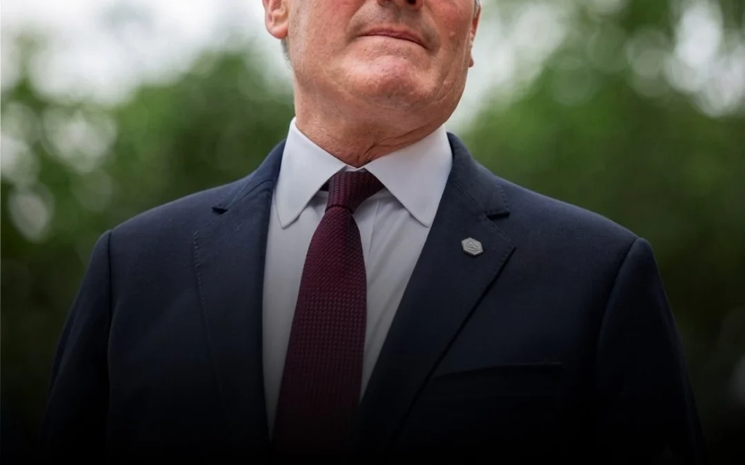 Keir Starmer confirmó su renuncia como primer ministro del Reino Unido tras perder respaldo interno