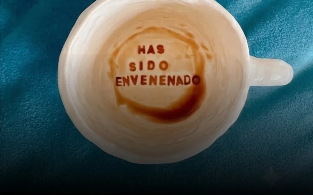 “Haz sido envenenado”: Una anciana se descompensó en un bar tras leer un mensaje en el fondo de la taza