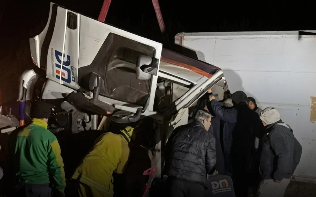 Viajaba desde La Rioja, chocó en Catamarca y estuvo seis horas atrapado en la cabina