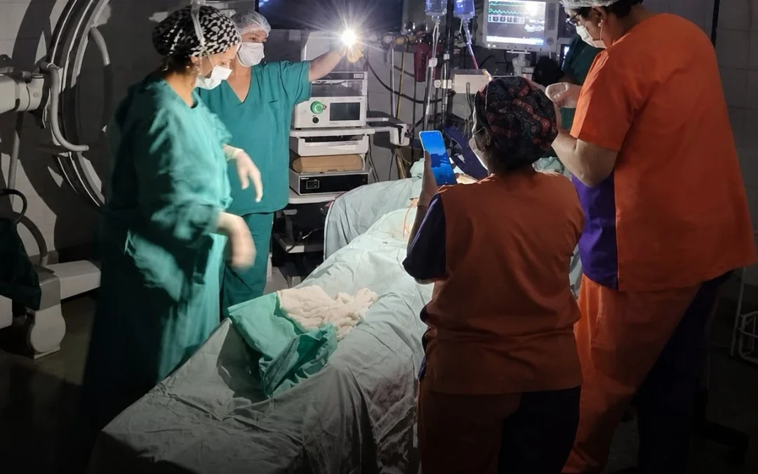 Chubut: Se cortó la luz en un hospital y operaron con la linterna de sus celulares