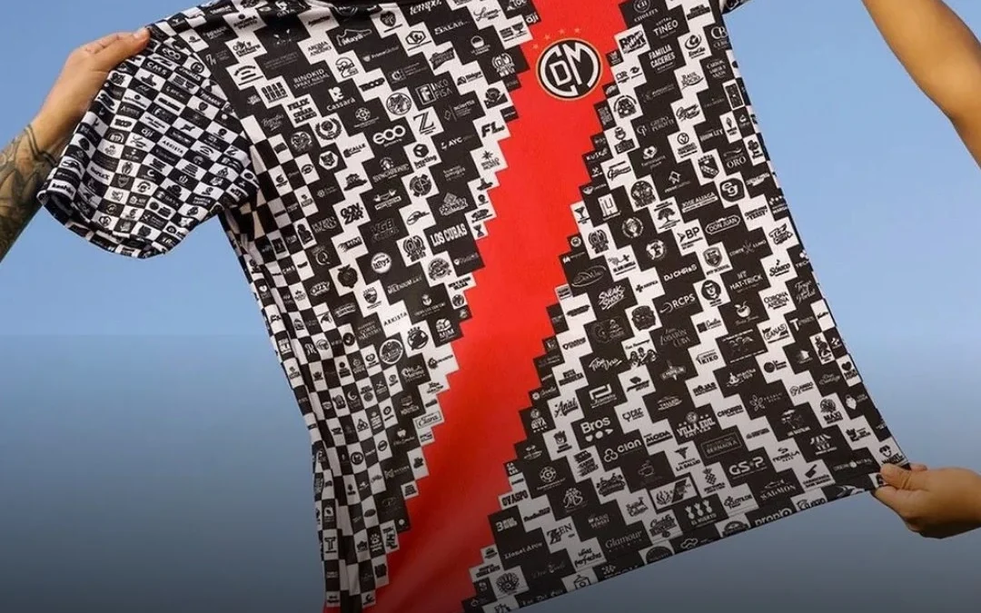 Perú: Un club dividió su camiseta en 1.000 sponsors para evitar la quiebra