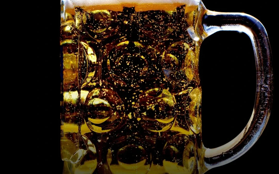 La cerveza se afirmó como la opción predilecta en Argentina para reuniones sociales, celebraciones y comidas cotidianas. Los relevamientos del sector indicaron que, en términos de volumen, el consumo de esta bebida triplica actualmente al registrado por el sector vitivinícola, posicionándose como la alternativa de mayor alcance en el mercado local. Compartí esta información con tus contactos para mantenerlos actualizados sobre las tendencias del consumo nacional.  �