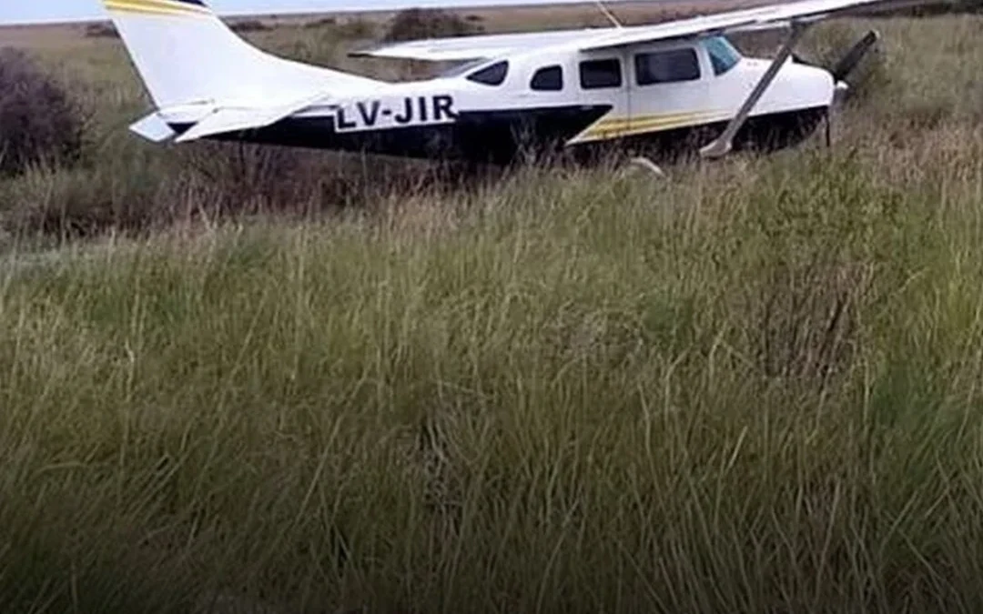 Hallan una avioneta con matrícula fraguada abandonada en Santiago del Estero