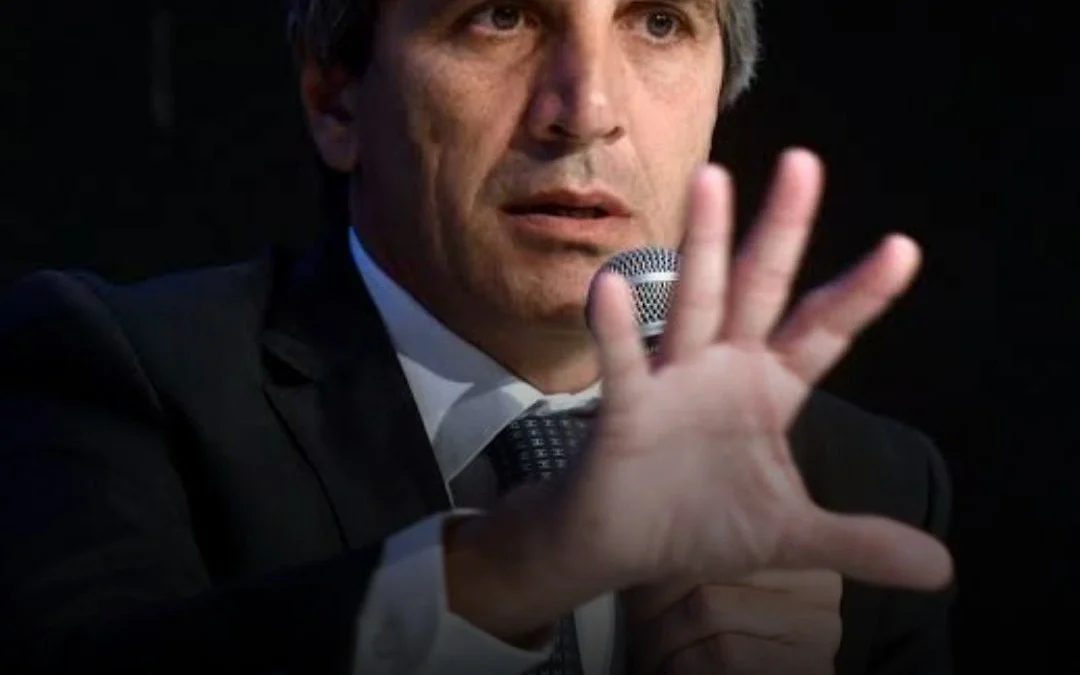 Luis Caputo anunció que los bancos podrán prestar los dólares de sus clientes a todas las empresas