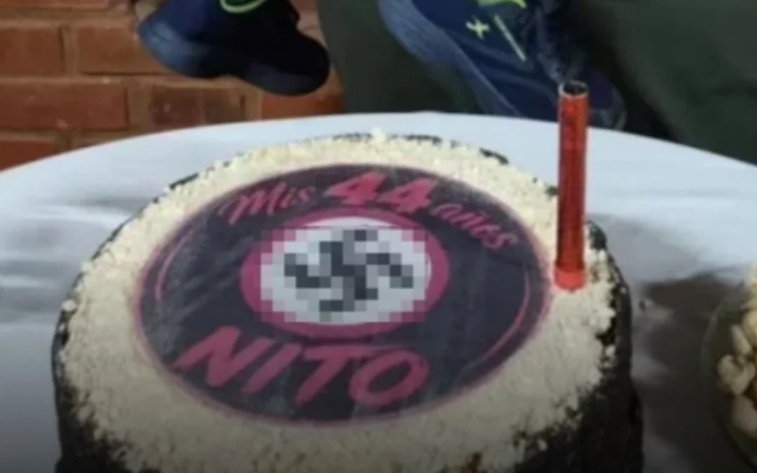 Un hombre festejó sus 44 años con una esvástica en la torta y quedó bajo investigación
