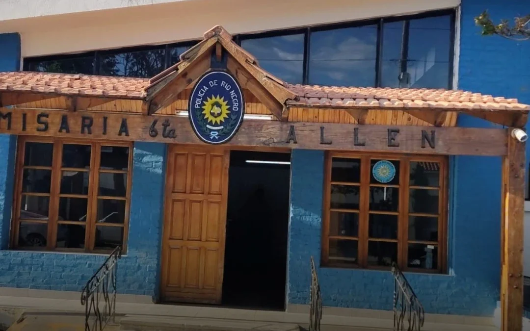 Río Negro: Apuñaló a su pareja, hirió a un policía y murió al caer por una escalera mientras intentaba escapar