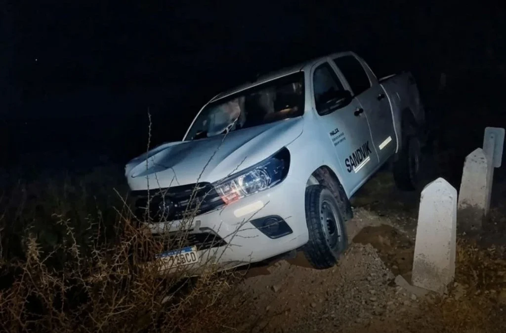 Un hombre de 46 años chocó contra un vacuno en la Ruta 40 y terminó al borde de una alcantarilla