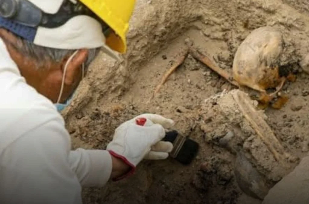 Descubrieron en Perú una plataforma funeraria intacta de más de 600 años con los restos de 38 personas