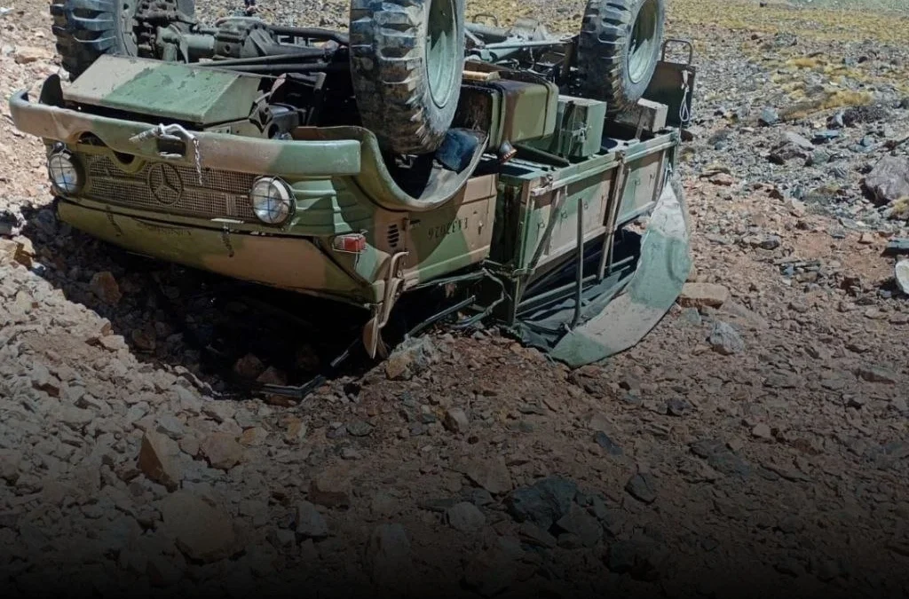 Derivaron a Capital a dos militares heridos tras el vuelco del Unimog en Famatina