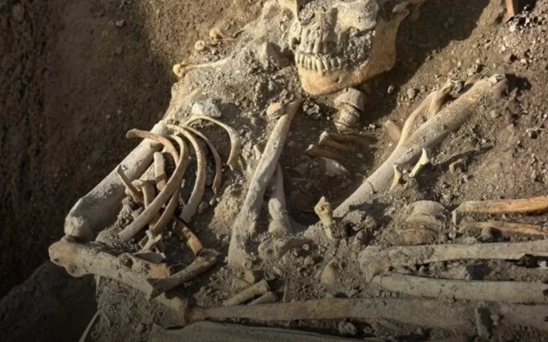 Encontraron restos de una madre abrazando a su hijito en la excavación de un cementerio medieval